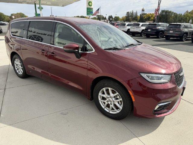 Used 2023 Chrysler Pacifica Touring-L FWD image 3
