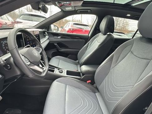 Used 2025 Volkswagen Tiguan SE R-Line image 22