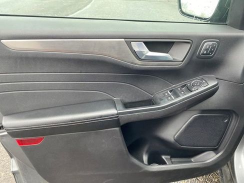 Used 2022 Ford Escape Titanium image 16