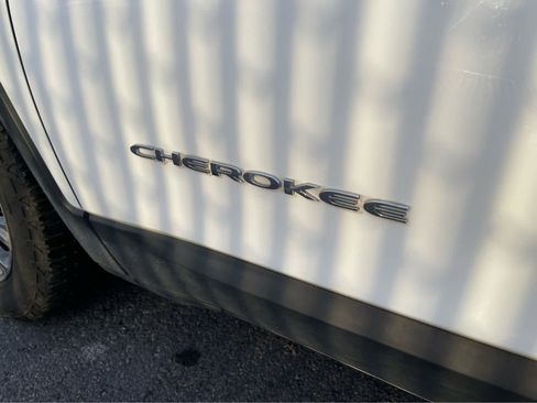 Used 2019 Jeep Cherokee Latitude Plus w/ Cold Weather Group image 9