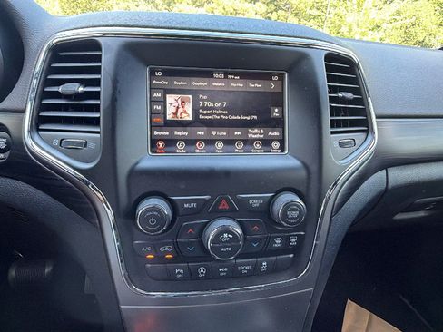 Used 2020 Jeep Grand Cherokee Laredo RWD image 32