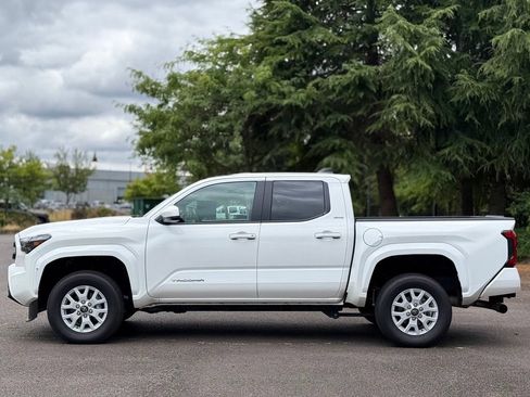 Used 2025 Toyota Tacoma SR5 AWD/4WD image 2