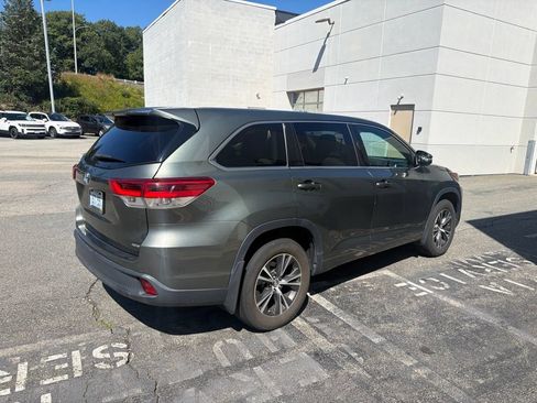 Used 2017 Toyota Highlander LE AWD/4WD image 4