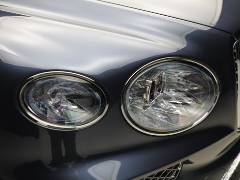 Certified 2025 Bentley Bentayga Extended Wheelbase AWD/4WD image 13
