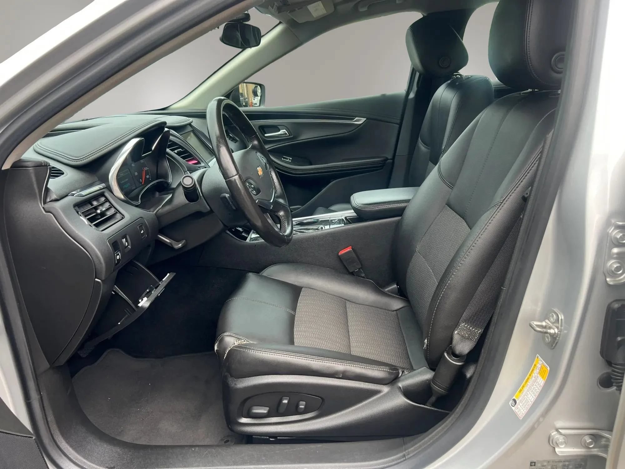 Used 2019 Chevrolet Impala LT FWD image 15