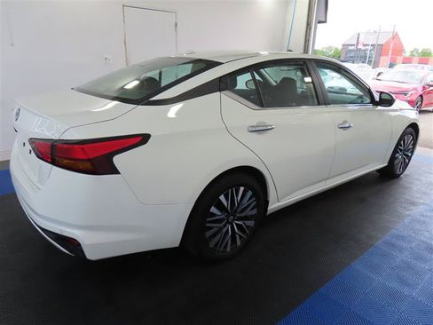 Used 2025 Nissan Altima 2.5 SV FWD image 14