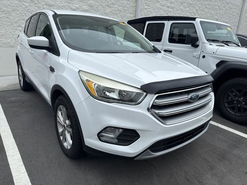 Used 2017 Ford Escape SE FWD image 2