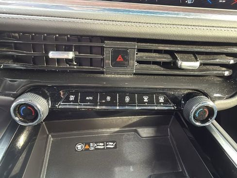 Used 2025 Chevrolet Suburban Z71 image 28