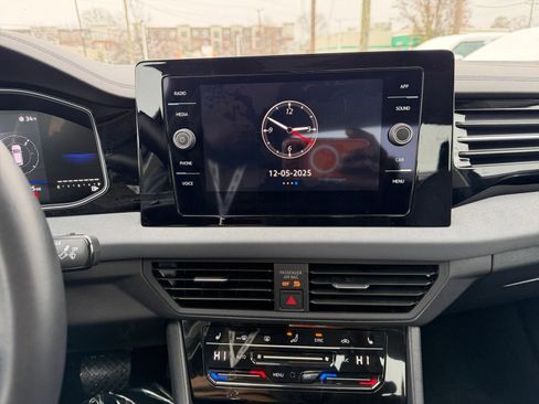 Used 2025 Volkswagen Jetta SE image 18