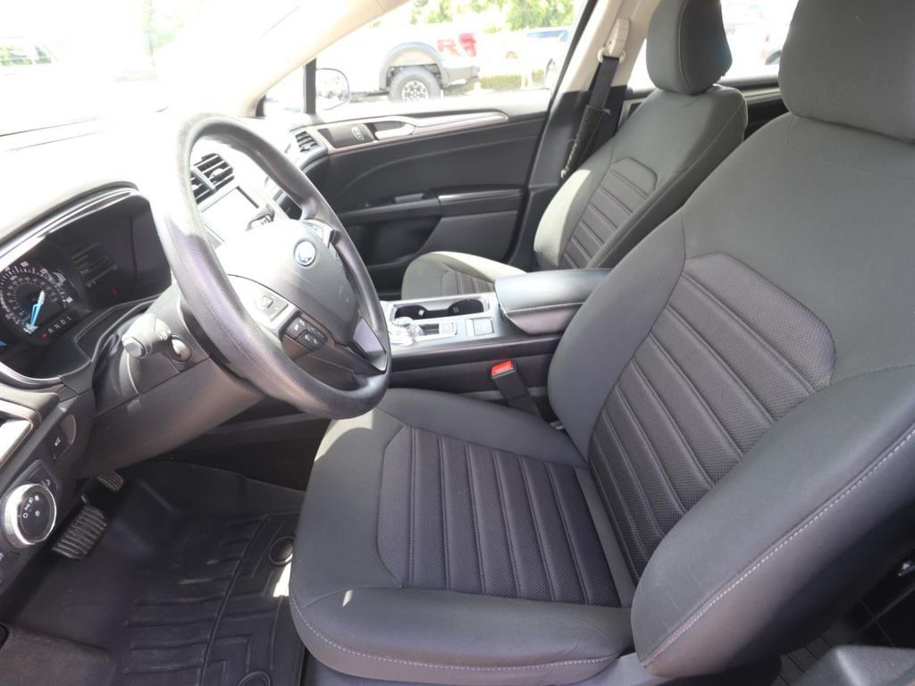 Used 2020 Ford Fusion SE FWD image 2