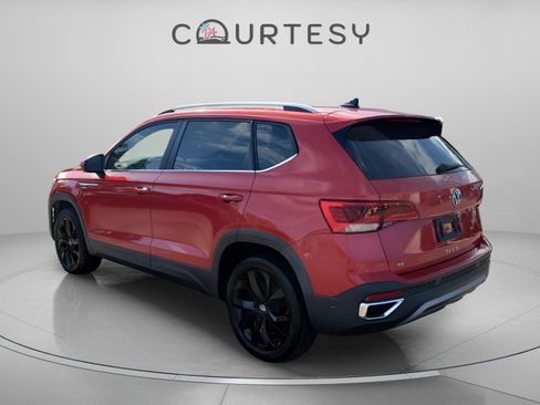 Used 2022 Volkswagen Taos SE w/ Panoramic Sunroof Package image 2