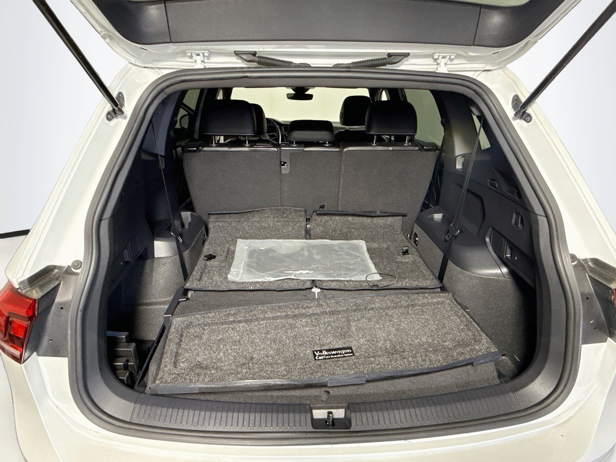 Used 2023 Volkswagen Tiguan SE R-Line FWD image 24
