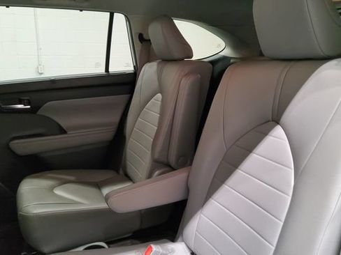 Used 2020 Toyota Highlander XLE AWD/4WD image 19