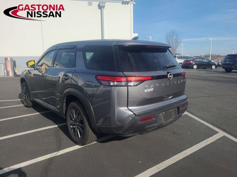 Used 2022 Nissan Pathfinder S image 9