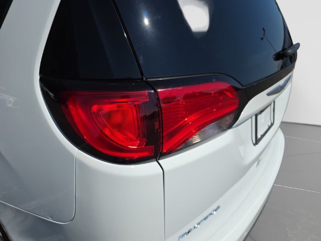 Used 2020 Chrysler Pacifica Limited w/ Advanced Safetytec Group FWD image 37