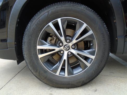 Used 2019 Toyota Highlander LE image 29