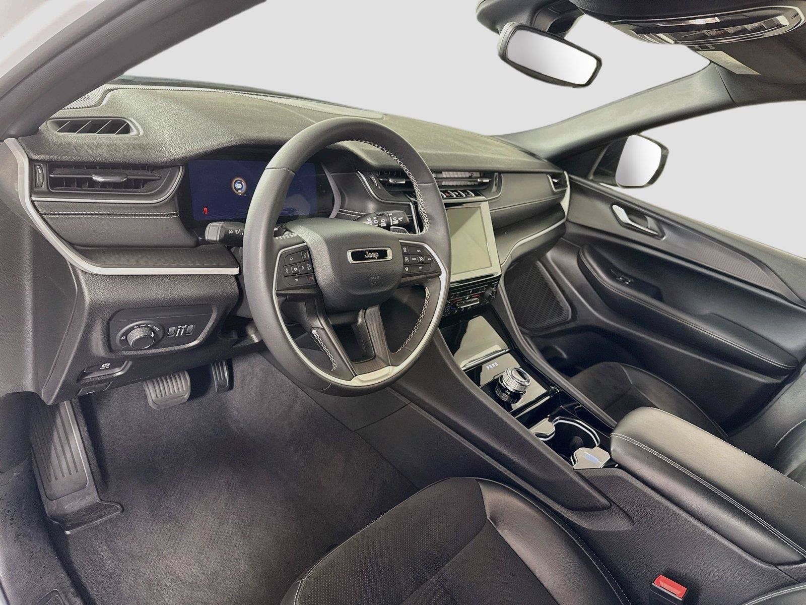 Used 2023 Jeep Grand Cherokee L Laredo AWD/4WD image 3