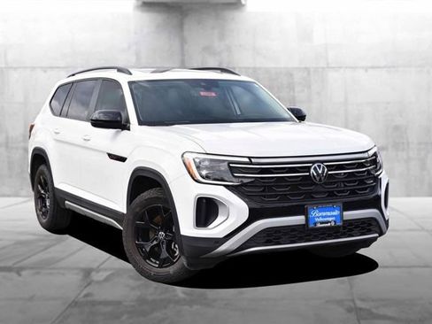 Used 2025 Volkswagen Atlas Peak Edition SE AWD/4WD image 2