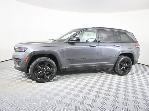 Used 2022 Jeep Grand Cherokee Altitude image 2