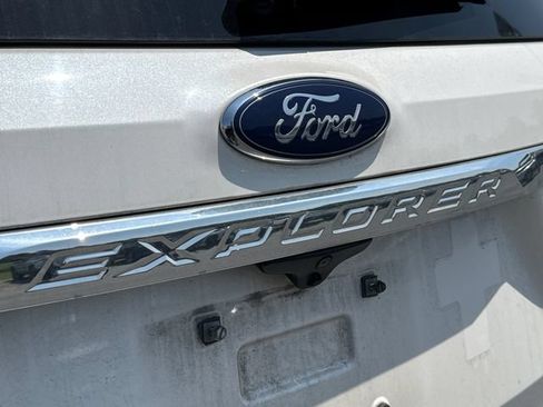 Used 2016 Ford Explorer XLT w/ Equipment Group 201A AWD/4WD image 14