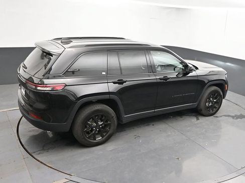 Used 2025 Jeep Grand Cherokee Altitude AWD/4WD image 34