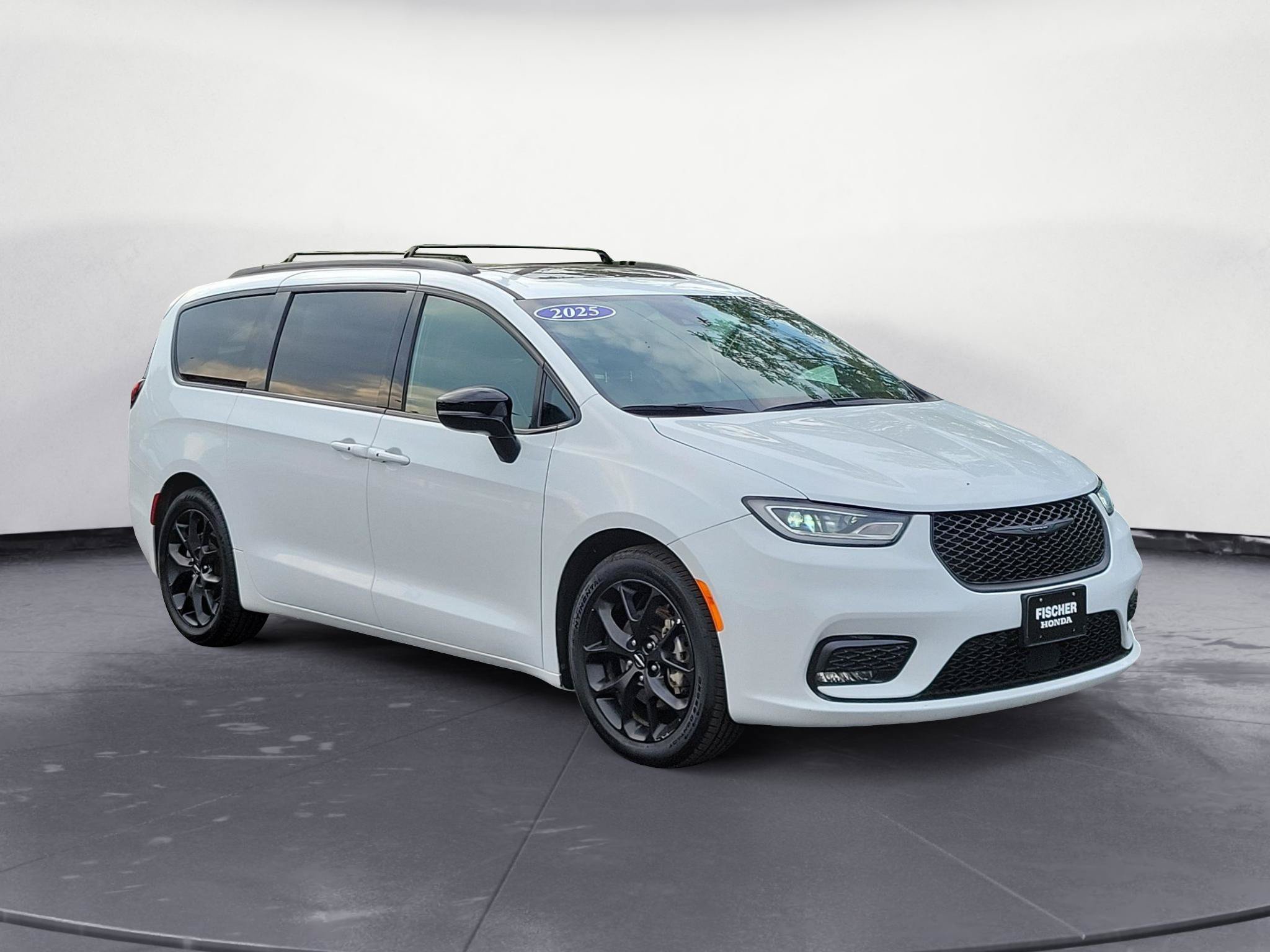 Used 2025 Chrysler Pacifica Limited FWD image 2
