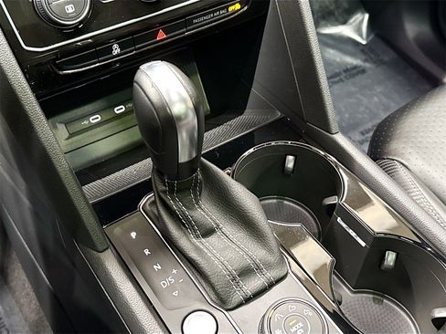 Used 2022 Volkswagen Atlas Cross Sport SEL R-Line image 17