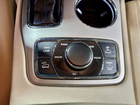 Used 2017 Jeep Grand Cherokee Limited image 36