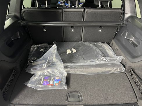 Used 2025 Mercedes-Benz GLB 250 4MATIC image 23