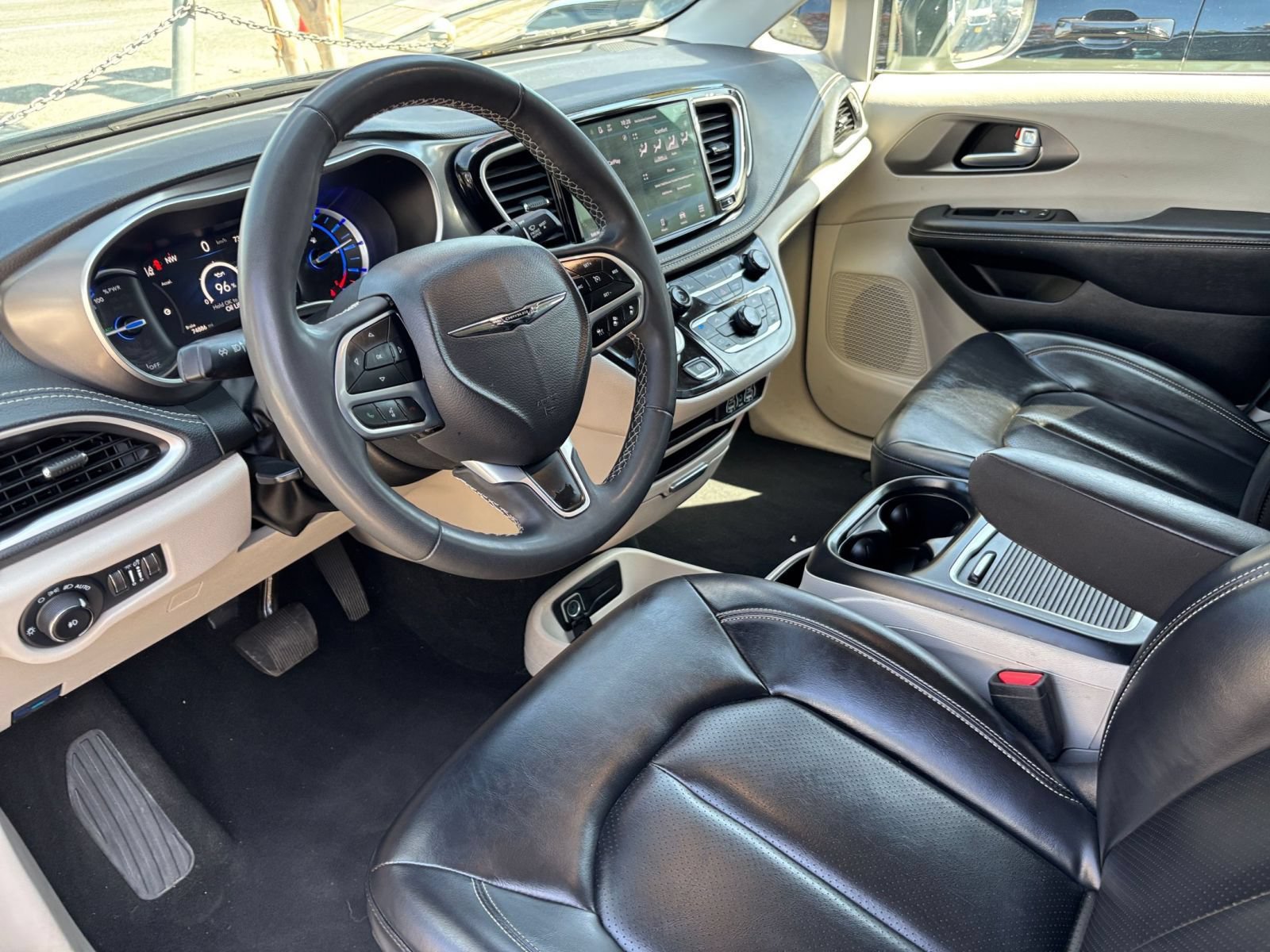 Used 2023 Chrysler Pacifica Touring-L FWD image 36