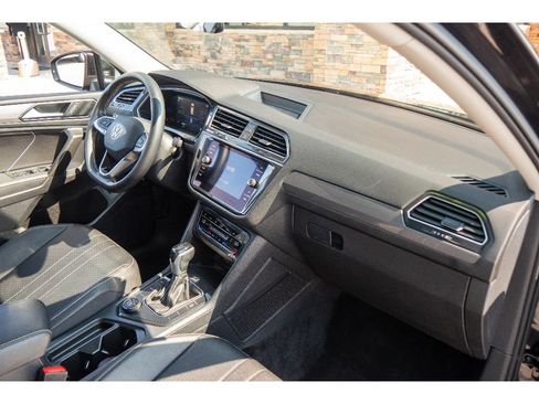 Used 2022 Volkswagen Tiguan SE w/ Panoramic Sunroof Package AWD/4WD image 13
