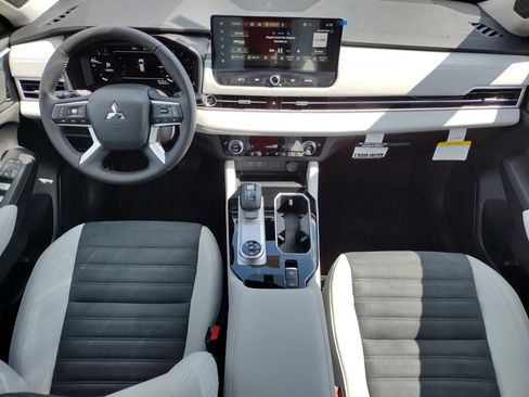 New 2025 Mitsubishi Outlander SE image 2