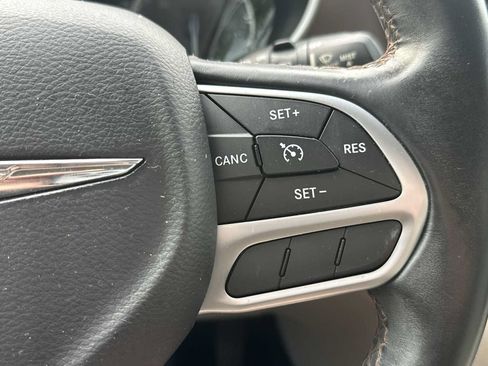 Used 2017 Chrysler Pacifica Touring-L FWD image 27
