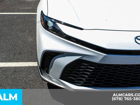 Used 2025 Toyota Camry SE image 12