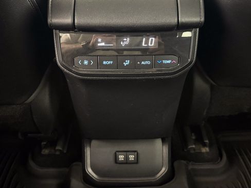 Used 2021 Toyota Highlander XLE AWD/4WD image 36