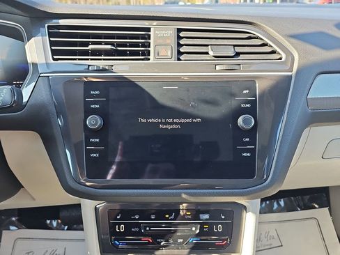 Used 2024 Volkswagen Tiguan SE image 25