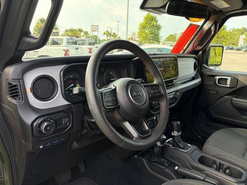 Used 2024 Jeep Wrangler Unlimited AWD/4WD image 13