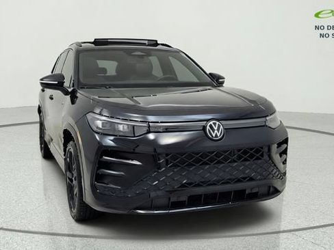 Used 2025 Volkswagen Tiguan SE R-Line AWD/4WD image 2