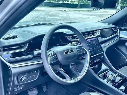 Used 2022 Jeep Grand Cherokee Trailhawk w/ Luxury Tech Group III AWD/4WD image 13