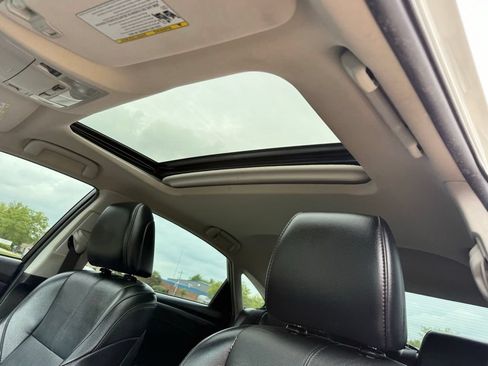 Used 2016 Toyota Avalon XLE Plus w/ Preferred Accessory Package FWD image 11