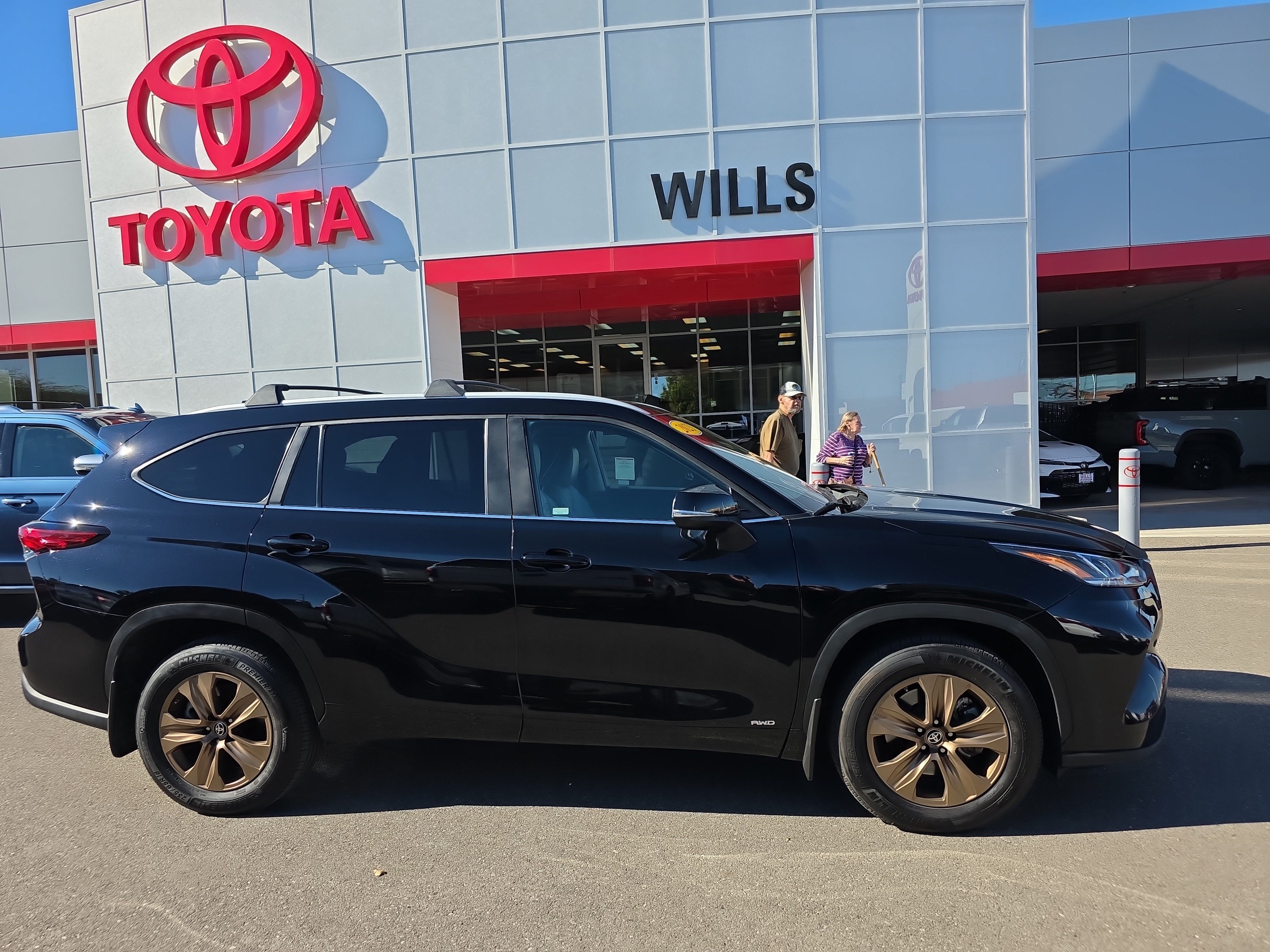 Used 2023 Toyota Highlander Bronze Edition AWD/4WD image 1