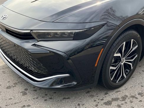 Used 2023 Toyota Crown XLE image 12