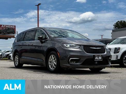 Used 2023 Chrysler Pacifica Touring-L FWD image 4