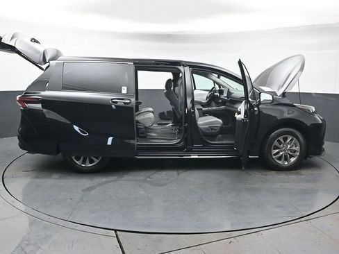 Certified 2025 Toyota Sienna XLE image 60