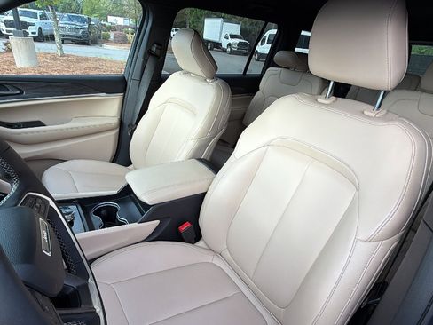 Used 2025 Jeep Grand Cherokee L Limited AWD/4WD image 17