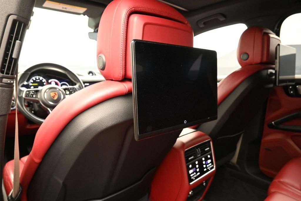 Certified 2023 Porsche Cayenne Platinum Edition AWD/4WD image 18