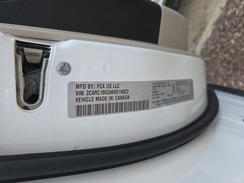 Used 2021 Chrysler Pacifica Touring-L FWD image 32