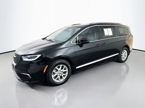 Used 2021 Chrysler Pacifica Touring-L image 3