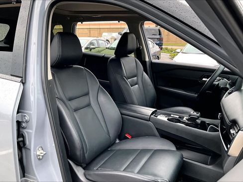 Certified 2025 Nissan Rogue SL w/ Tech Package FWD image 9