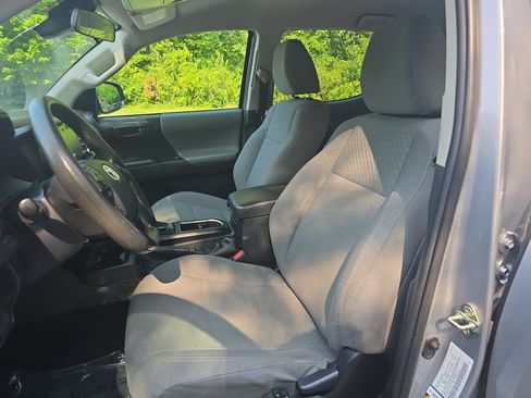 Used 2020 Toyota Tacoma SR w/ SR Convenience Package RWD image 16